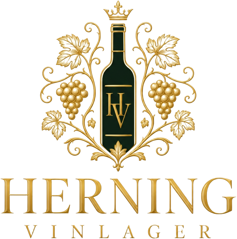 Herning Vinlager logo — guldemblem med mørk vinflaske og vinstokke